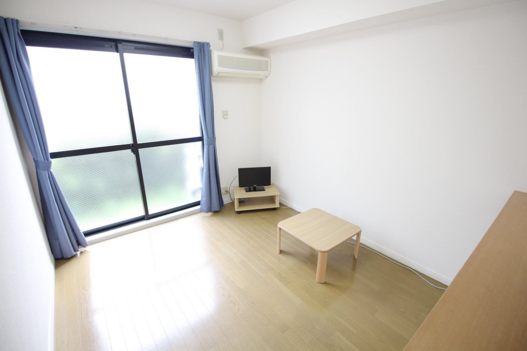 居室・リビング　メゾネット1Fはフローリング仕様（家具・家電有り）