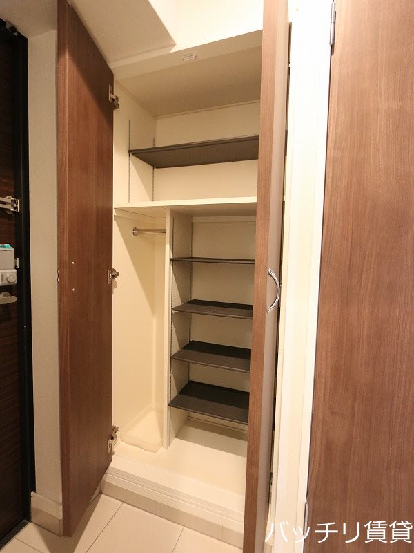 玄関　※同型タイプの為現状優先