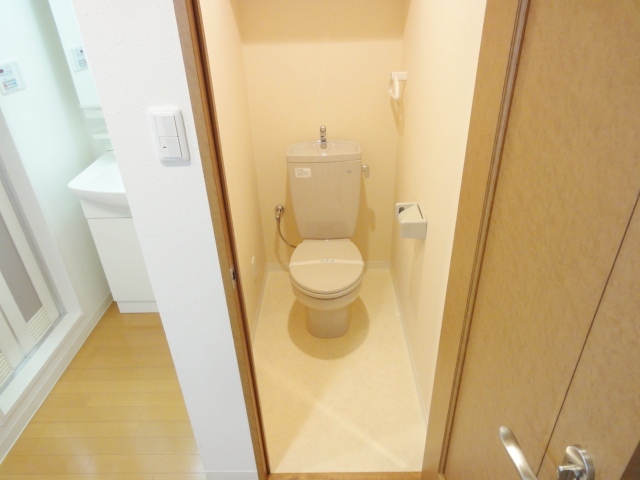 トイレ　同物件別号室の写真です。