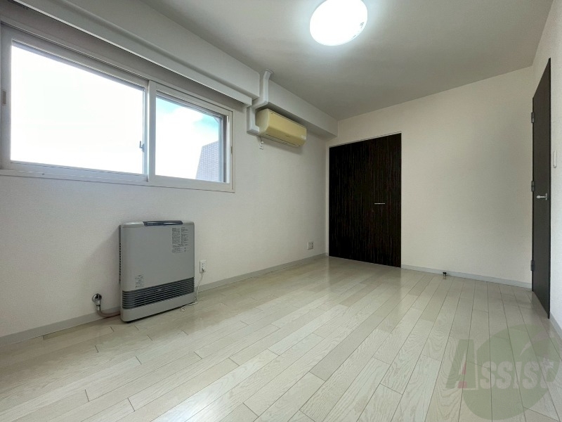 その他部屋・スペース　寝室はこちらです。光が差し込む、温かみのあるお部屋です。