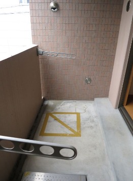 バルコニー　天気のいい日はこちらで洗濯物を干せます