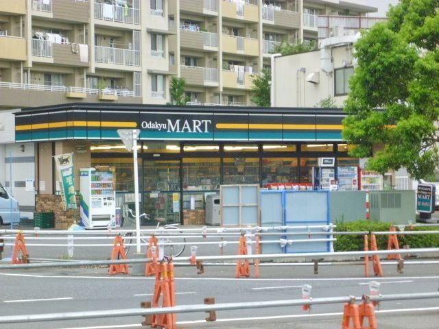 コンビニ　小田急マート（コンビニ）まで960m