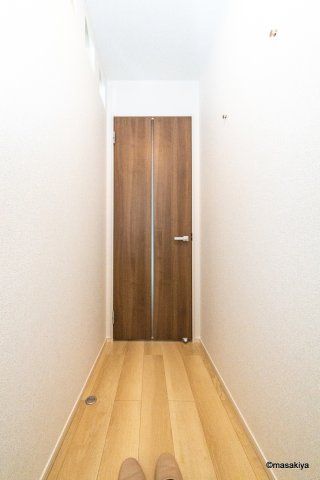 玄関　写真は同じ建築会社の物です。色、仕様は異なる場合があります。