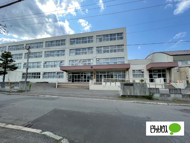 中学校　札幌市立琴似中学校（中学校）まで1045m