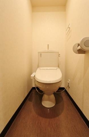 トイレ　嬉しい温水洗浄便座機能付き