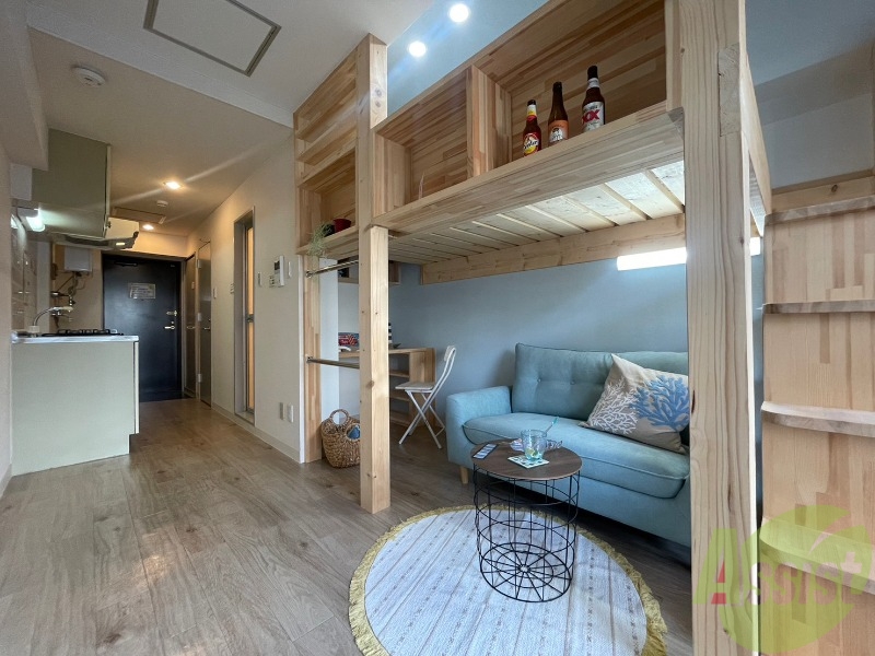 居室・リビング　木目のフローリングは落ち着きのある印象のお部屋になりますね。