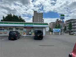 コンビニ　ファミリーマート札幌栄通店（コンビニ）まで438m