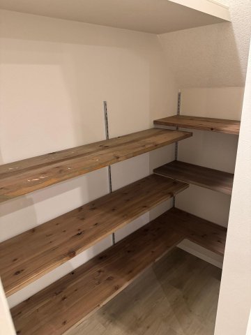 収納　たっぷり収納できるキッチン横のパントリー