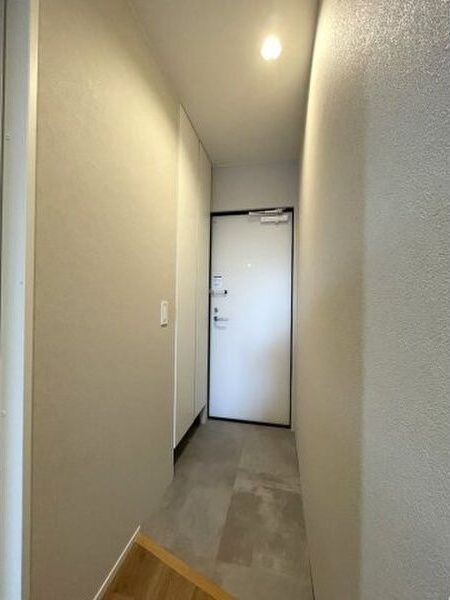 玄関　302号室の写真となります。（※反転間取り）