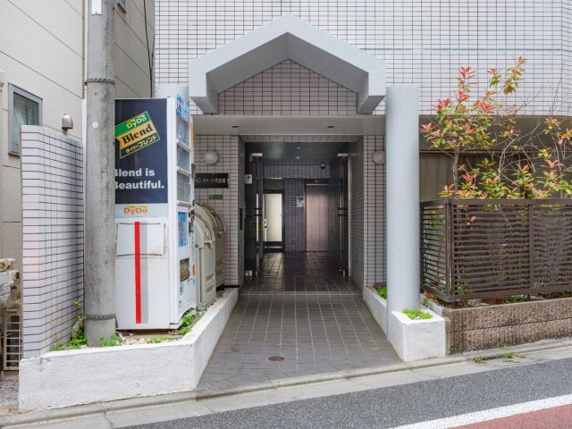 エントランス　屋根付きポーチエントランス。防犯カメラで来訪者を遠隔監視。