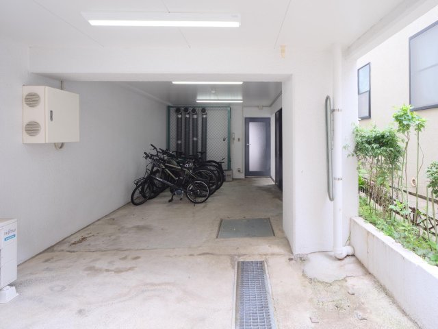 その他共有部分　屋根付き・照明完備の屋内駐輪場。雨の日も自転車を守れます。