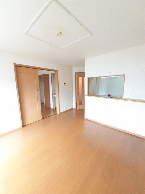 居室・リビング　同じ建物の別なお部屋