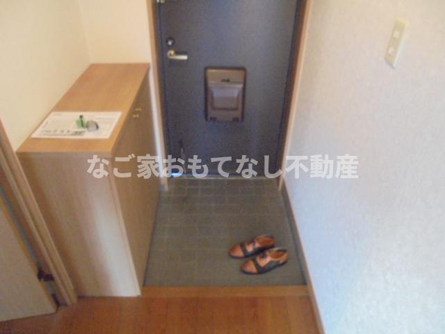 玄関　※写真は別号室