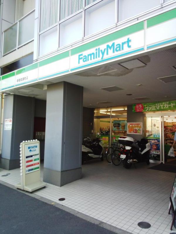 コンビニ　ファミリーマート新宿信濃町店（コンビニ）まで595m