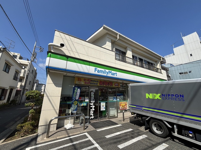 コンビニ　ファミリーマート（コンビニ）まで187m