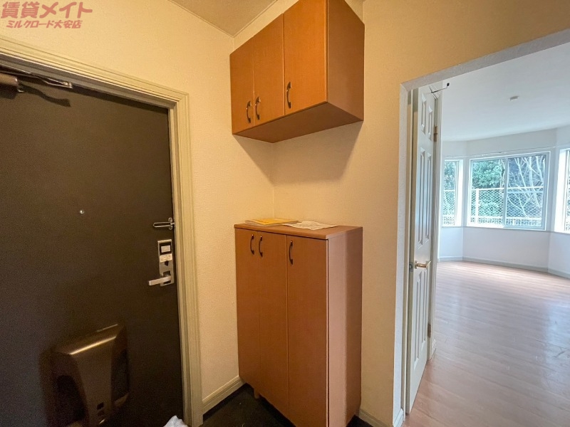 玄関　同物件別部屋写真