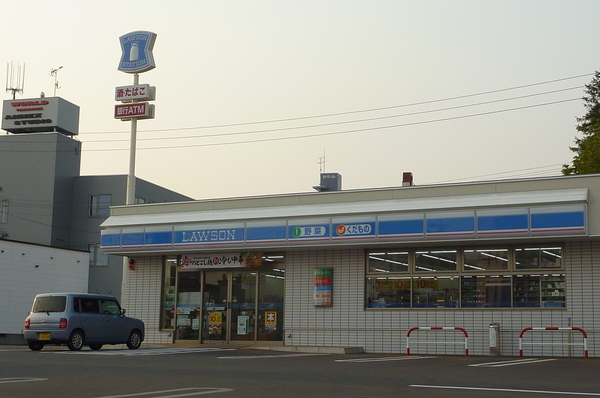 コンビニ　ローソン厚別駅前店（コンビニ）まで377m