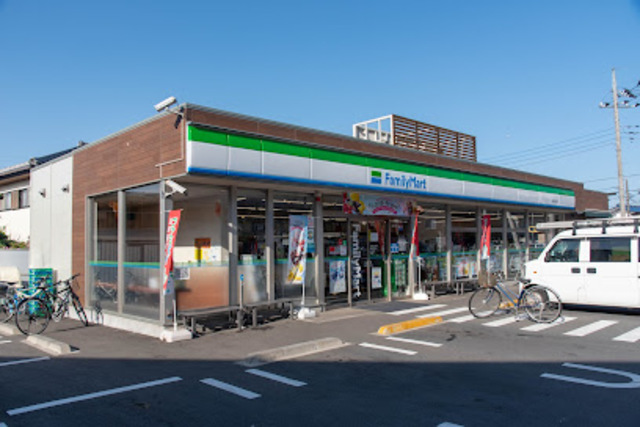 コンビニ　ファミリーマート日野三沢店（コンビニ）まで536m