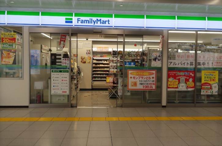 コンビニ　ファミリーマート（コンビニ）まで389m