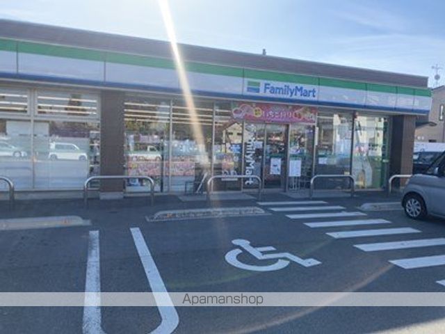 コンビニ　ファミリーマート（コンビニ）まで705m