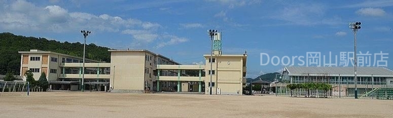 小学校　岡山市立富山小学校（小学校）まで420m