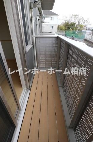 バルコニー　暖かな日差しのふりそそぐバルコニー