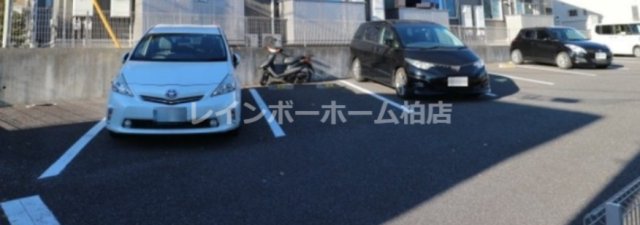 駐車場　車をお持ちの方に嬉しい駐車場付きの物件です