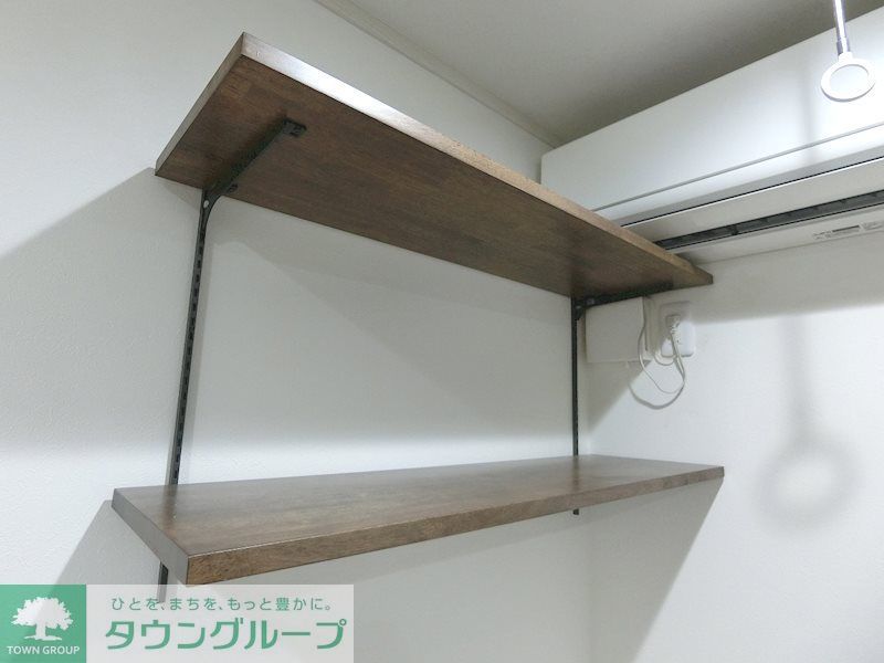 その他　高さ調節可能な棚つき！