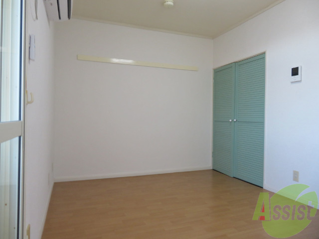 収納　シングルベットも置けそうな広さのお部屋ですね。