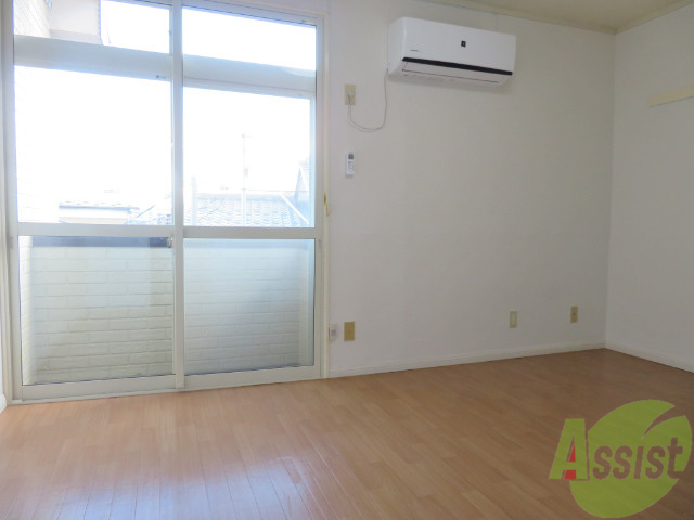 居室・リビング　陽の光が差し込む明るいお部屋は気持がいいですね～
