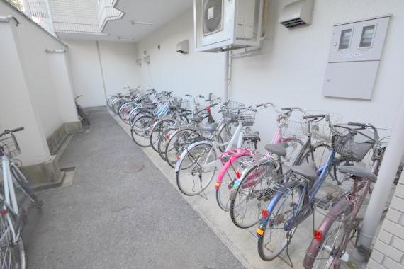 駐車場　あなたの大事な自転車も安心してとめることができますね。