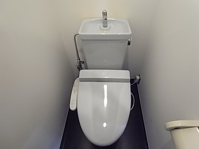 トイレ　ウォシュレット機能付きです