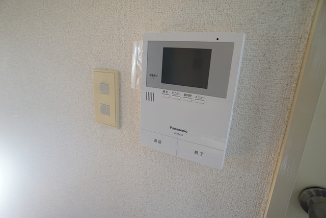 セキュリティ　来訪者の姿を確認できるＴＶモニター付インターホン設置済です！