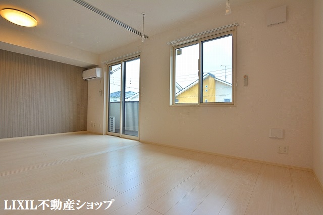 その他　南側５．４帖の洋室です。