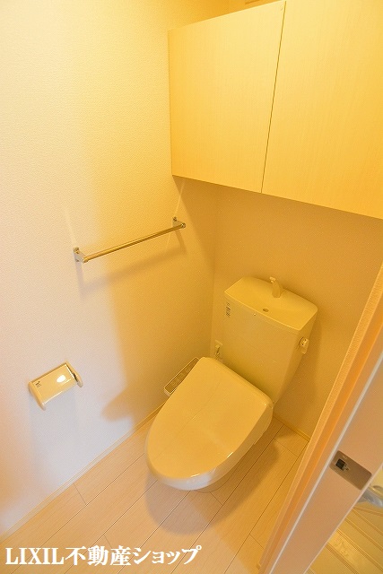 トイレ　収納のある温水洗浄便座付のトイレです。