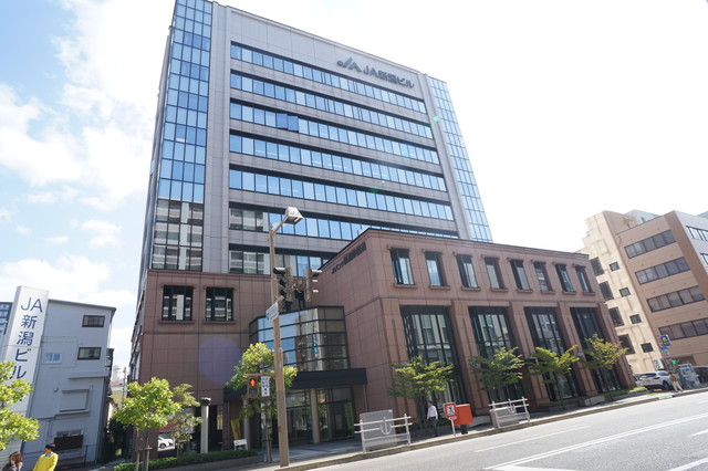 銀行　JA新潟信連本店（銀行）まで738m