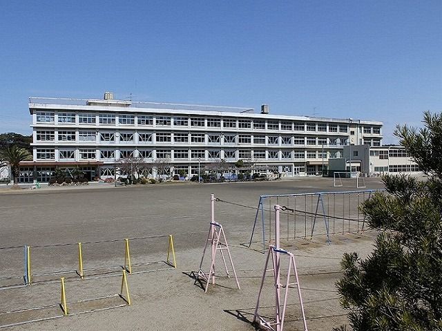 小学校　浜松市立和地小学校（小学校）まで2000m