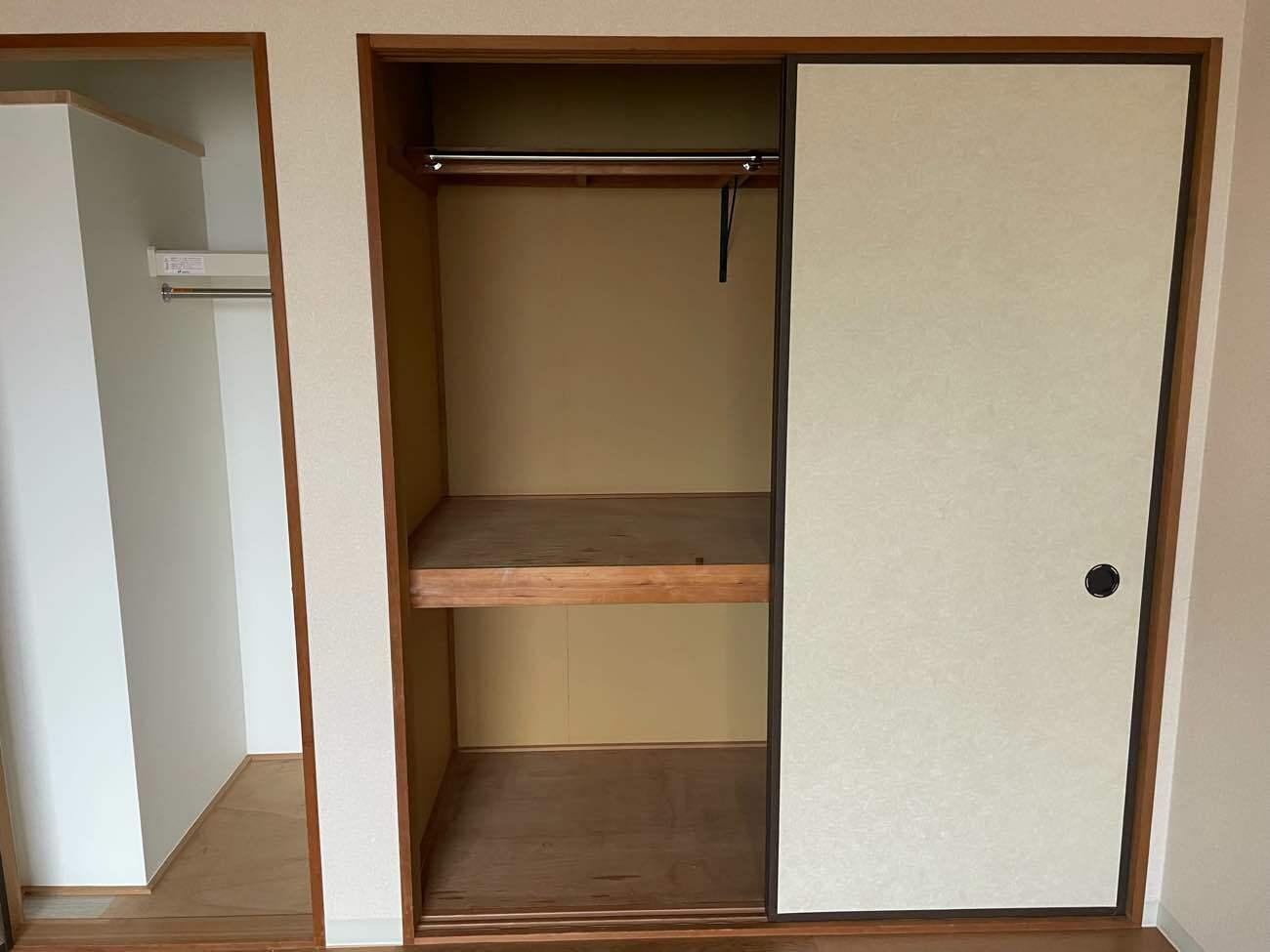 収納　使い分けのできる寝室の収納です