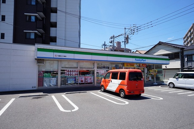 コンビニ　ファミリーマート八幡西三ヶ森店（コンビニ）まで220m