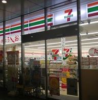 コンビニ　セブンイレブン法政大学市ケ谷キャンパス店（コンビニ）まで582m