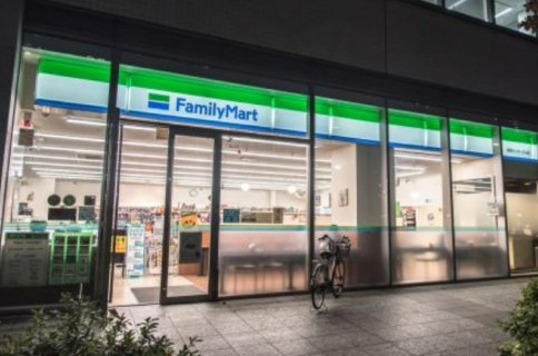 コンビニ　ファミリーマート 晴海二丁目サテライト店（コンビニ）まで1m