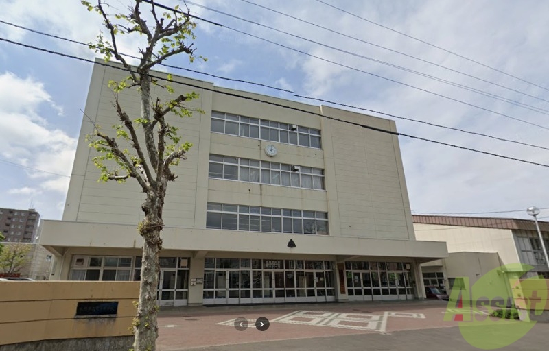 中学校　札幌市立日章中学校（中学校）まで619m