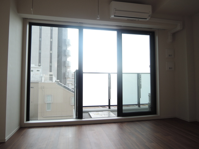 居室・リビング　★窓が大きくて解放感のあるお部屋です★