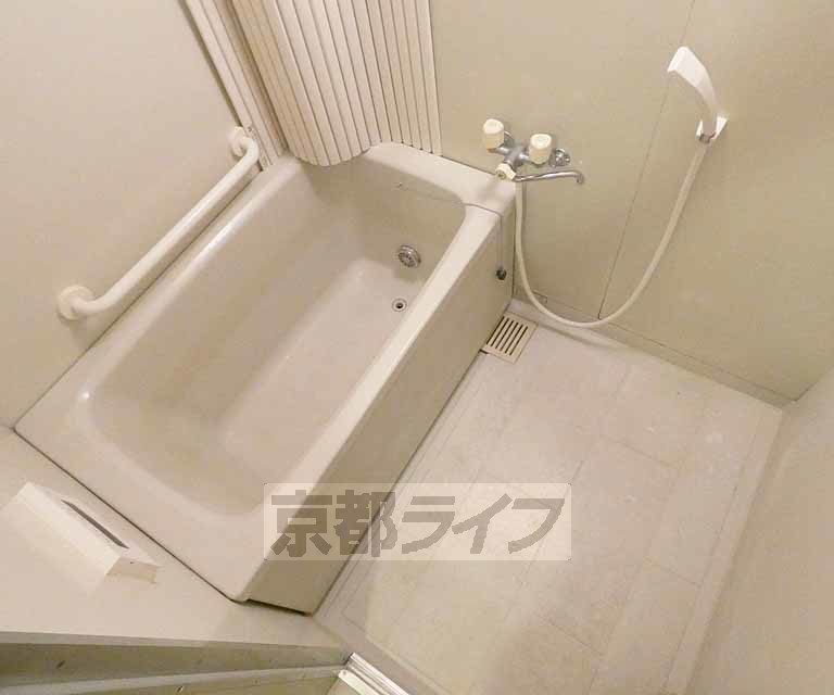 バス・シャワールーム　手すりのついたお風呂です