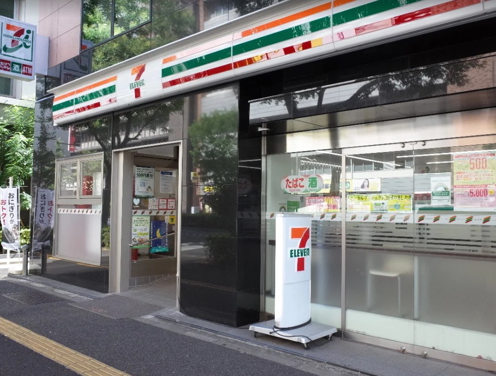 コンビニ　セブンイレブン御成門駅北店（コンビニ）まで73m