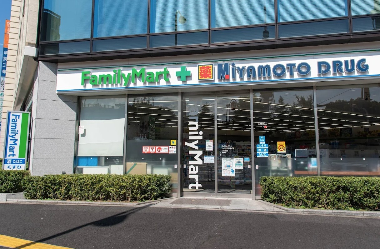 コンビニ　ファミリーマートミヤモトドラッグ御成門店（コンビニ）まで177m