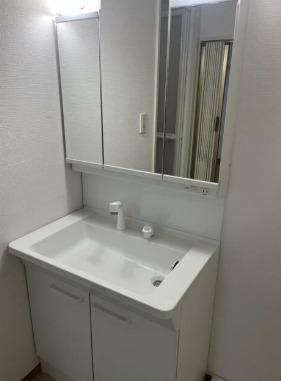 洗面設備　明るい洗面所です