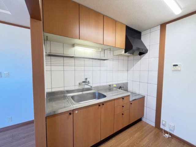 キッチン　別部屋同一間取りのお写真となります。