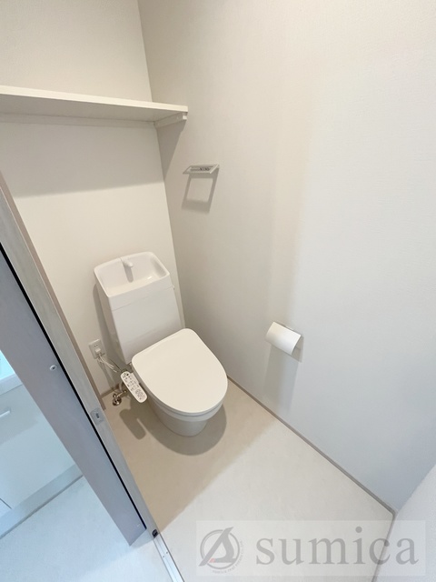 トイレ　人気アイテムの温水洗浄便座。清潔感のあるトイレです。