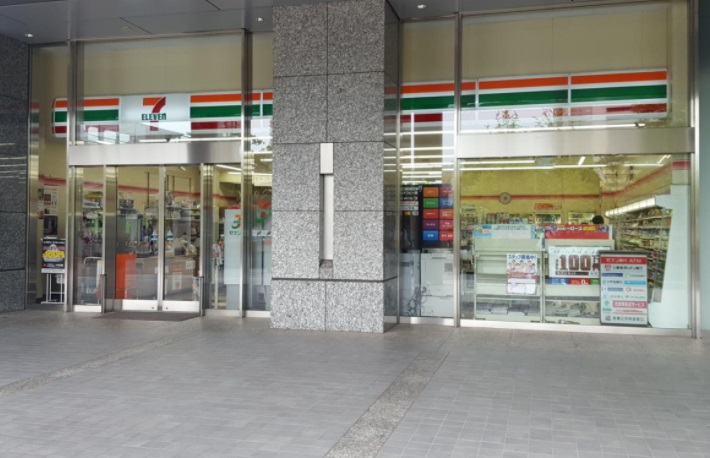 コンビニ　セブンイレブン 港区海岸1丁目店（コンビニ）まで530m